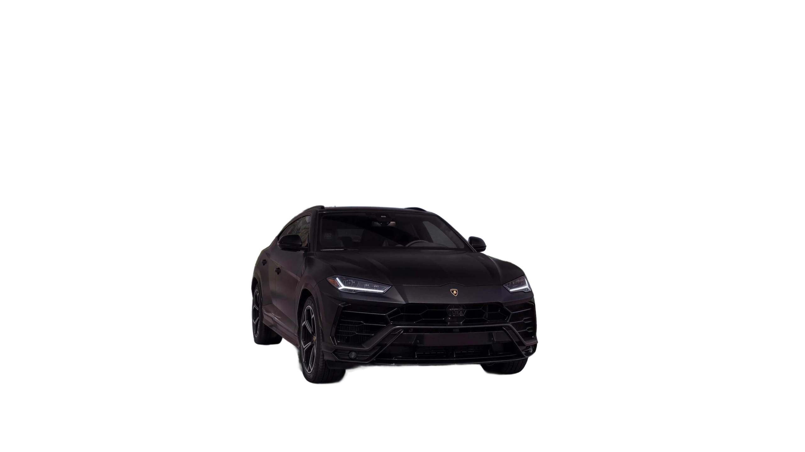 Une Lamborghini Urus noire sur une route de montagne, feux de jour allumés (image d'ouverture générée).